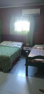 En eller flere senger på et rom på Pousada Monte Serrat