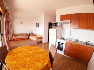 Kuchyňa alebo kuchynka v ubytovaní Apartments Adriatic 3