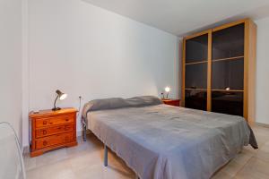ラ・マンガ・デル・マール・メノールにあるSoling 75のベッドルーム1室(ベッド1台、ドレッサー、窓付)