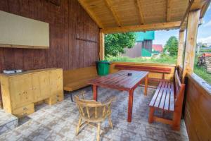 un patio con una mesa de madera y un banco de madera en Vila Tijana, en Žabljak 5 fotos más