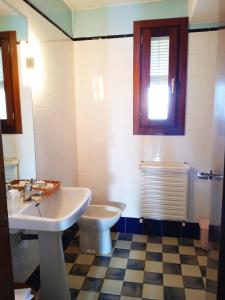 a bathroom with a sink and a toilet at Hotel El Zorro in Barranda