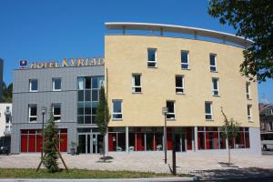 een gebouw met een bord aan de voorkant bij Kyriad Charleville Mezieres in Charleville-Mézières