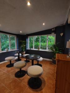 Zimmer mit einem Tisch, Stühlen und Fenstern in der Unterkunft The Countryman in St Ives