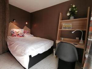 ORION - COSYNEST à Toulouse Blagnac - pkg privé & climatisation 객실 침대