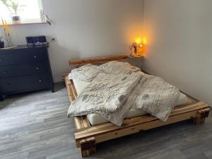 um quarto com uma cama de madeira com almofadas em Urlaub am Amazonas des Nordens em Loitz