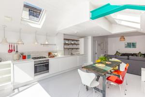 Kuchyň nebo kuchyňský kout v ubytování Oxfordshire Living - The Cranham House - Oxford
