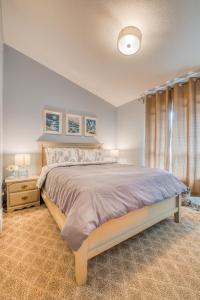 1 dormitorio con 1 cama grande en una habitación en Beautiful Newly Reno 2BDM 2 Bth Sleep up to 6 Adults & Kids Mountain View Townhouse Suite, en Canmore