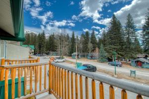 Fotografie z fotogalerie ubytování Beautiful Newly Reno 2BDM 2 Bth Sleep up to 6 Adults & Kids Mountain View Townhouse Suite v destinaci Canmore