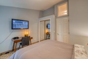 Ένα ή περισσότερα κρεβάτια σε δωμάτιο στο Beautiful Newly Reno 2BDM 2 Bth Sleep up to 6 Adults & Kids Mountain View Townhouse Suite
