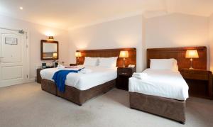 Ліжко або ліжка в номері Schull Harbour Hotel & Leisure Centre