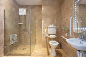 Ванна кімната в Schull Harbour Hotel & Leisure Centre