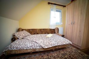a bedroom with a bed and a window at Vikendica Kostic in Zlatibor