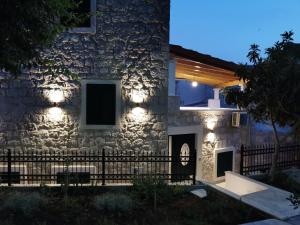 een stenen huis met verlichting op de gevel bij Villabella Luxury Rooms in Split