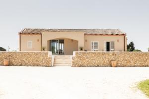 une maison avec un mur en pierre dans l'établissement LA LIMINI, à Otrante