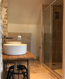 La Closerie de Gigny Maison Templiere avec Piscine,jacuzzi tesisinde bir banyo