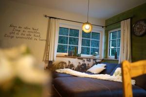ein Wohnzimmer mit einem blauen Sofa vor einem Fenster in der Unterkunft Chalet - Apartment - Mit Liebe dekoriert in Öblarn
