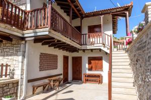 ein Haus mit einer Treppe und einem Balkon in der Unterkunft ΔΗΜΗΤΣΑΝΑΣ ΤΟΠΟΣ Νύμφη Θεισόα in Dimitsana