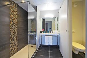 un bagno con due lavandini e un water di Hotel Agian - Maison Bonnet a Itxassou