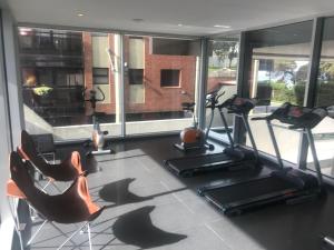 una palestra con tapis roulant e attrezzature per il fitness in una sala di Incomparable Vista al Golf a Mar del Plata