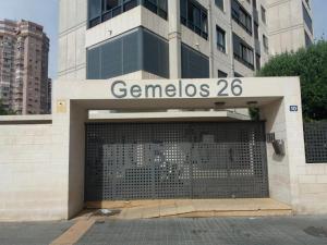 ein Tor vor einem Gebäude mit einem Schild in der Unterkunft Gemelos 26-Fincas Benidorm in Benidorm