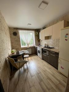 A kitchen or kitchenette at Apartment 30 m2 on Sergei Esenin 11