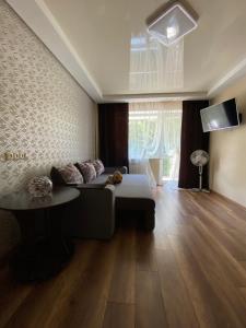 - un salon avec un canapé et une table dans l'établissement Apartment 30 m2 on Sergei Esenin 11, à Kharkov