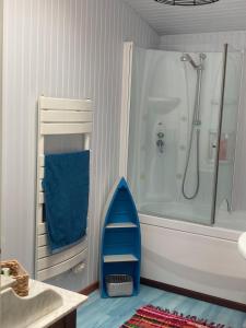 baño con ducha y taburete azul en La Casa Cantarana, en Le Teich