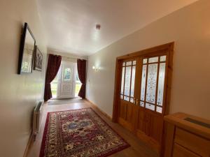 un pasillo vacío con una puerta y una alfombra en Orchard Lodge en Glenavy