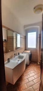 La salle de bains est pourvue d'un lavabo et de toilettes. dans l'établissement Dalla Raffy, à La Spezia