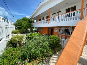 - un balcon dans un bâtiment orné de fleurs et de plantes dans l'établissement Apartamento Miss Brigida, à San Andrés
