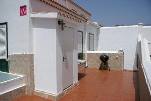 AbadesにあるCasa Bonitaの白い壁とタイルフロアの客室です。
