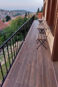 een balkon met banken en uitzicht op de stad bij Vila Marija in Kruševo