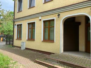 un edificio con una gran puerta de garaje en su lateral en Apartamenty Stacja en Reszel