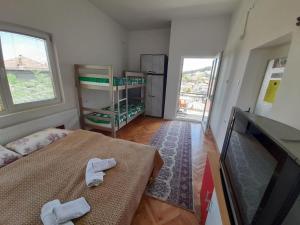 mały pokój z łóżkiem i telewizorem w obiekcie Apartments "La Štabe" - Kruševo w mieście Kruszewo