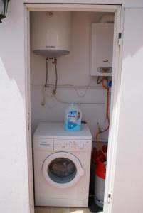 AbadesにあるCasa Bonitaの小さな部屋に洗濯機と乾燥機があります。