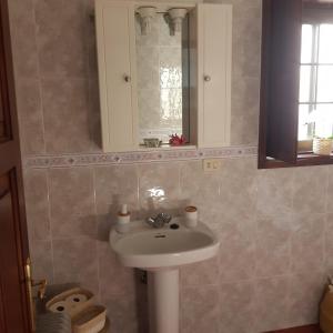 ein Bad mit einem Waschbecken und einem Spiegel in der Unterkunft Casa Pardelo in Fuencaliente de la Palma