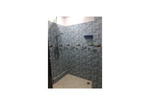 een badkamer met een douche en een spiegel bij Superbe appartement F3 tout confort in Agadir