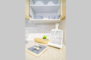 una cocina con un armario abierto con un letrero. en Cozy 2 BR - King and Queen Condo Sleep up to 6 for WFH & Vacation, en Canmore 51 fotos más