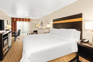 Postel nebo postele na pokoji v ubytování Holiday Inn Express Portland SE - Clackamas Area by IHG