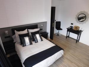 Un dormitorio con una cama con almohadas blancas y negras. en HOTEL TERRA GALEGA MEIGA, en Monforte de Lemos 17 fotos más