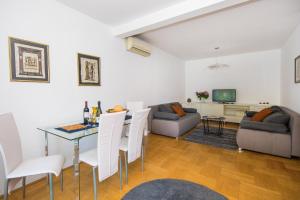 sala de estar con mesa y sofá en Apartment Mario Star, en Dubrovnik
