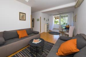 sala de estar con sofá y mesa en Apartment Mario Star, en Dubrovnik