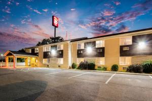 a hotel with a parking lot in front of it at Red Roof Inn Dry Ridge in Dry Ridge