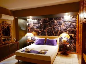 - une chambre avec un lit et 2 serviettes dans l'établissement Kouro's private room!, au Pirée