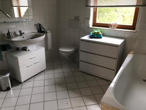 Ein Badezimmer in der Unterkunft Ferienwohnung am Rohrbacherhof Sabine Rück