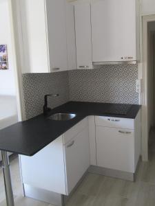 A kitchen or kitchenette at Hotel Apartaments Gesòria Porta Ferrada