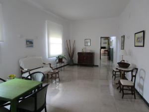 sala de estar con mesa y sillas en Hotel Gesòria Porta Ferrada en Sant Feliu de Guixols