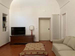 a living room with a couch and a tv at Gli Archi e le Stelle in Brindisi
