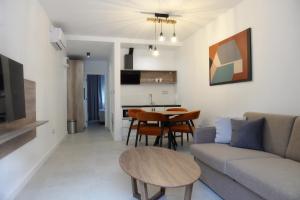 sala de estar con sofá y mesa en 9 apartments en Jagodina