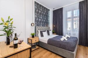 Un ou plusieurs lits dans un hébergement de l'établissement Beautiful Cracow Apartments by Cozyplace